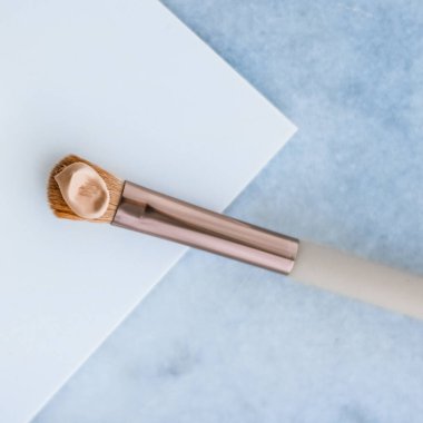 Makyaj şişesi ve mermer, makyaj fırçası