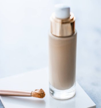 Makyaj şişesi ve mermer, makyaj fırçası