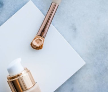 Makyaj şişesi ve mermer, makyaj fırçası