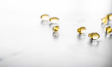 Sağlıklı beslenme için D vitamini ve Omega 3 hapları.