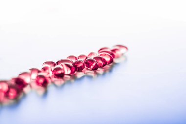 Sağlıklı beslenme için kırmızı haplar, destek hapları ve probi.