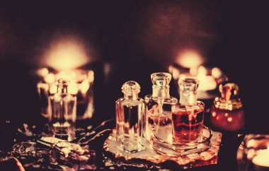 Parfüm şişeleri ve gece kaliteli koku, aroma kokusu, fra