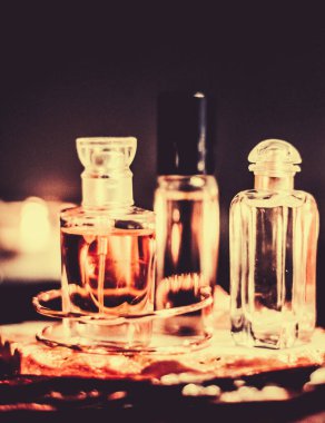 Parfüm şişeleri ve gece kaliteli koku, aroma kokusu, fra