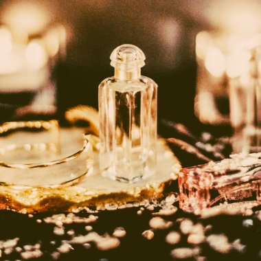 Parfüm şişeleri ve gece kaliteli koku, aroma kokusu, fra