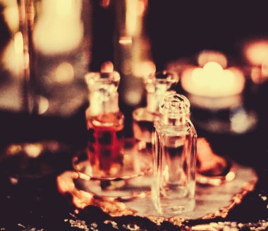 Parfüm şişeleri ve gece kaliteli koku, aroma kokusu, fra