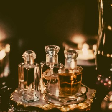 Parfüm şişeleri ve gece kaliteli koku, aroma kokusu, fra