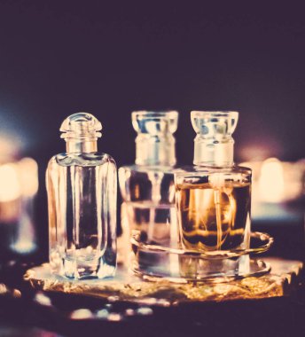 Parfüm şişeleri ve gece kaliteli koku, aroma kokusu, fra