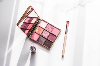 Kozmetik, makyaj malzemeleri mermer makyaj masasında, ruj.,