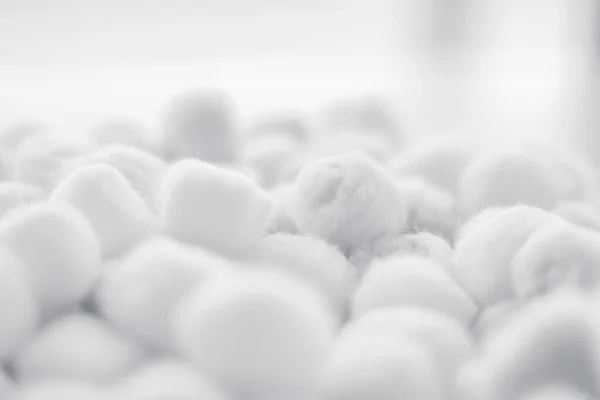 Bolas de algodão orgânico fundo para a rotina da manhã, spa cosmeti — Fotografia de Stock