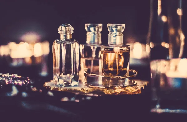 Bottiglie di profumo e fragranza vintage di notte, profumo aromatico, fra — Foto Stock