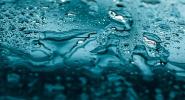 Su dokusu soyut arkaplan, su damlaları turkuaz cam üzerine