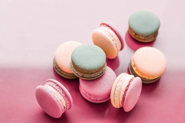 Pastel pembe arka planda Fransız kurabiyeleri, Paris 'in şık kahvesi.