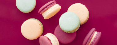 Kiraz pembesi arka planda Fransız kurabiyeleri, Paris 'in şık kahvesi.