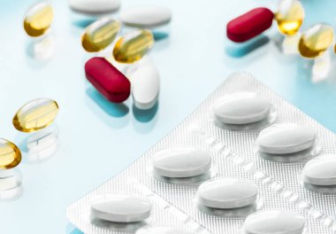 Beslenme için haplar ve kapsüller, yaşlanmayı önleyen güzellik takviyesi.