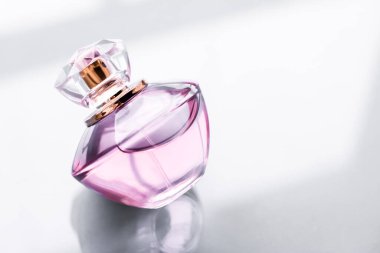 Parlak arka planda pembe parfüm şişesi, tatlı çiçek kokusu, gl