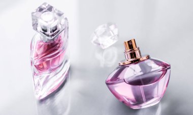 Parlak arka planda pembe parfüm şişesi, tatlı çiçek kokusu, gl