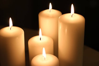 Aromatik vanilya sarısı mumlar gece, Noel, Yeni Yıl
