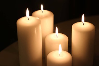 Aromatik vanilya sarısı mumlar gece, Noel, Yeni Yıl