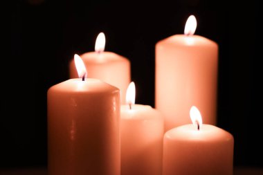 Aromatik pembe çiçekli mumlar gece, Noel, Yeni Yıl 