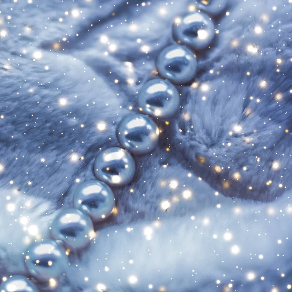 Зимові свята ювелірна мода, перлове намисто на хутряному фоні — стокове фото