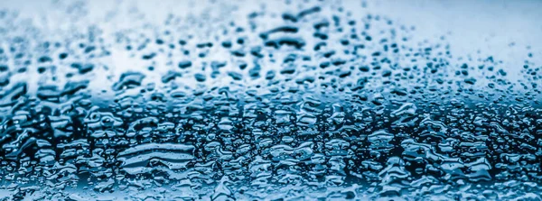 Textura vody abstraktní pozadí, aqua kapky na modré sklo jako s — Stock fotografie