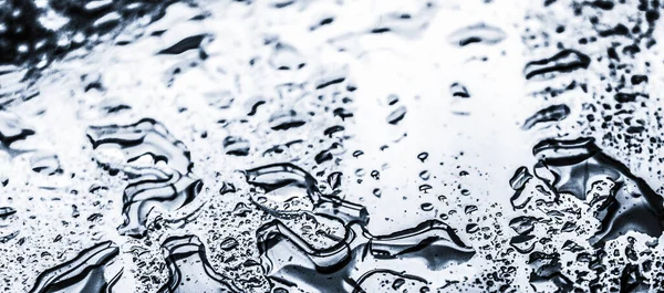 Νερό υφή αφηρημένο φόντο, aqua σταγόνες σε ασημί γυαλί ως — Φωτογραφία Αρχείου