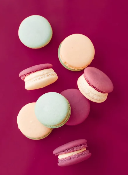 Macarrones franceses sobre fondo rosa cereza, café chic parisino d — Foto de Stock