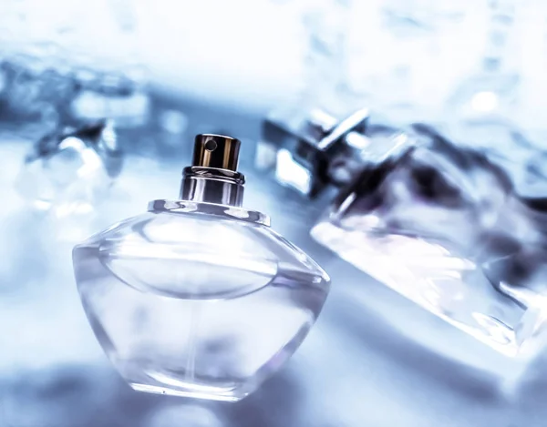 Perfume bottle under blue water, fresh sea coastal scent as glam — Stock Photo, Image