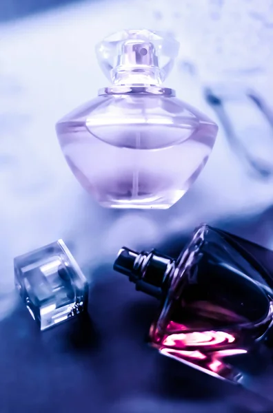 Garrafa de perfume sob água roxa, cheiro costeiro de mar fresco como gl — Fotografia de Stock