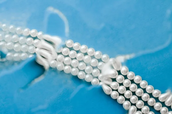 Bigiotteria costiera moda, collana di perle sotto il blu acqua backg — Foto Stock