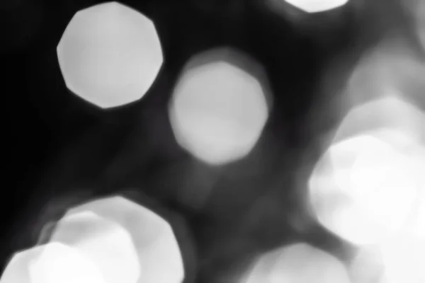 Okouzlující bílé lesklé třpytky na černém abstraktním pozadí, Chri — Stock fotografie