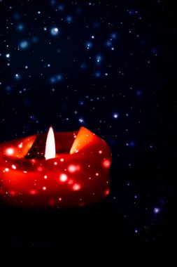 Koyu pırıl pırıl kar arka plan üzerinde kırmızı tatil mum, lüks 