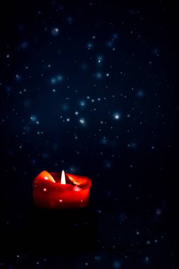 Koyu pırıl pırıl kar arka plan üzerinde kırmızı tatil mum, lüks 