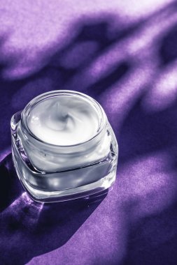 Hassas cilt için güzellik kremi, nemlendirici lüks kaplıca kooperatifi.