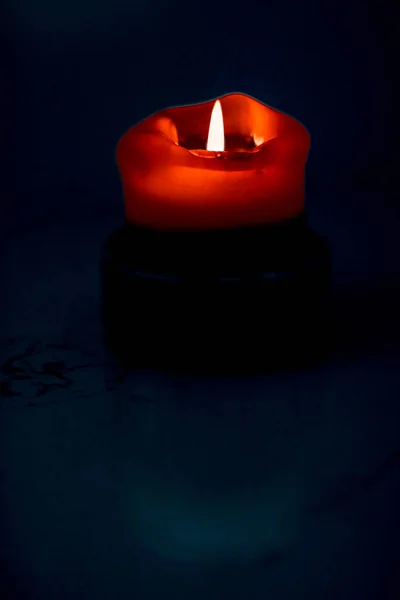 Червона святкова свічка на темному тлі, розкішний дизайн брендингу — стокове фото