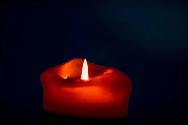 Red Holiday Candle på mörk bakgrund, lyx branding design en — Stockfoto