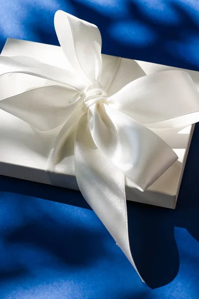 豪华节日白色礼品盒与丝带和蝴蝶结的蓝色 b — 图库照片