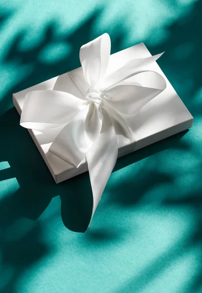 Πολυτελές λευκό κουτί δώρων με μεταξωτή κορδέλα και υπόκλιση — Φωτογραφία Αρχείου