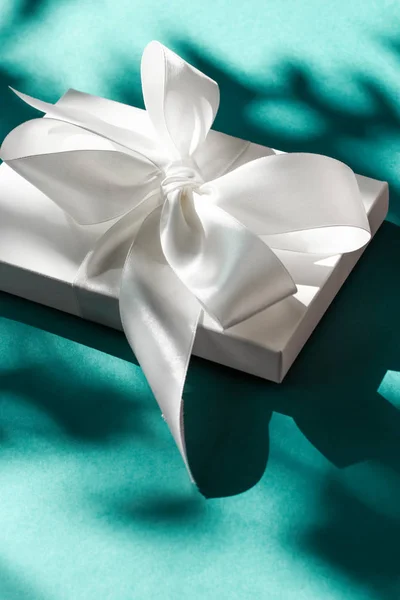Caixa de presente branca de férias de luxo com fita de seda e laço em emeral — Fotografia de Stock