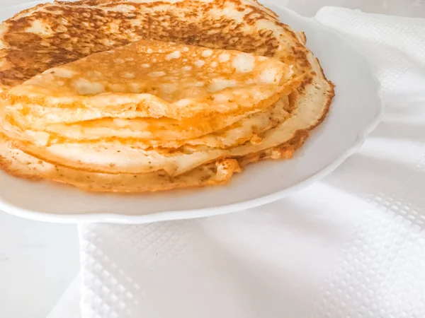 Authentiek eten, dunne zelfgemaakte pannenkoeken op marmeren tafel backgroun — Stockfoto