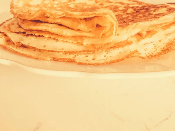 Nourriture authentique, crêpes maison minces sur fond de table en marbre — Photo