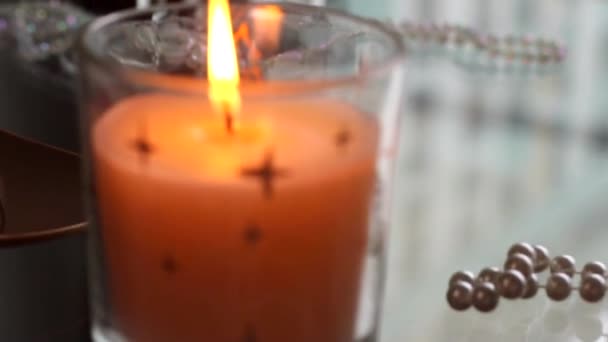 Velas románticas y decoración para la cena de vacaciones, día de San Valentín fecha ambiente nocturno, luces de Navidad y decoración interior del hogar festivo, ambiente de vacaciones felices — Vídeos de Stock