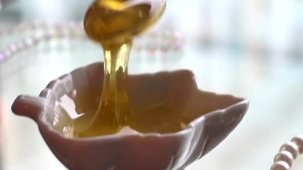 Verser du miel bio, ingrédient alimentaire sucré, marque premium pour la recette de cuisine maison, dessert naturel pour une alimentation saine et saveur pour pâtisserie et boissons savoureuses — Video