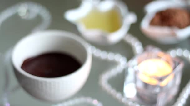 Masque pour le corps en chocolat bricolé maison ou sauce alimentaire, recette cosmétique à la maison, crème de soin spa à base de cacao, miel et lait. routine de beauté biologique naturelle — Video