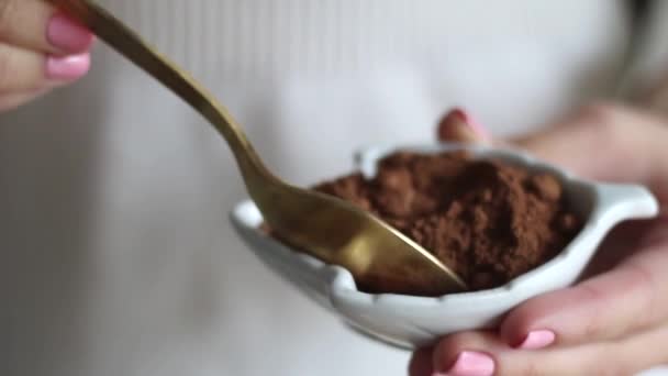 Органический порошок какао пищевой ингредиент, какао премиум бренда для домашней кулинарии рецепт, природный сладкий десерт для здорового питания и аромат для кондитерских и вкусные напитки — стоковое видео