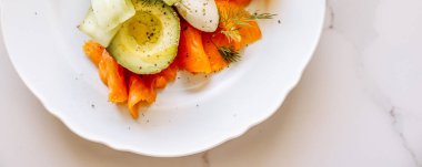 Avokado ve kremalı mascarpone peynirli taze somon salatası.