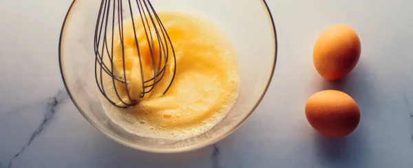 Elaboración de huevos de mezcla en cuenco sobre mesa de mármol como comida casera f —  Fotos de Stock