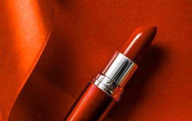 Turuncu tatil arka planında lüks ruj ve ipek kurdele, anne.