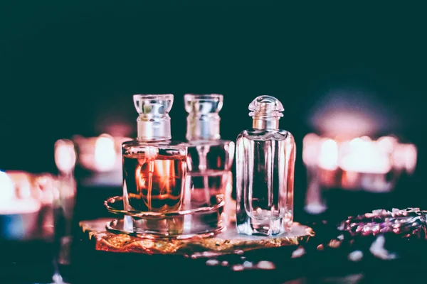 Parfüm şişeleri ve gece kaliteli koku, aroma kokusu, fra