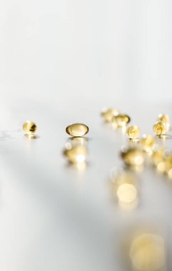 Sağlıklı beslenme için D vitamini ve Omega 3 hapları.